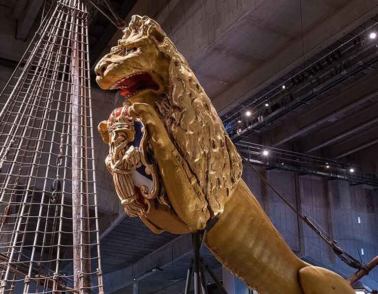 "Скульптуры не издают звуков, но говорят на всех языках", написано на сайте музея корабля Васа. На затонувшем паруснике было 460 скульптур и около 300 украшений. Одна из восстановленных скульптур "Васы": лев - символ мужества, силы и королевской власти. Густава II Адольфа называли Львом Севера. Photo: Anneli Karlsson, Vasa Museum/SMTM https://www.vasamuseet.se/en/exhibitions/new-exhibition-vasa-up-close