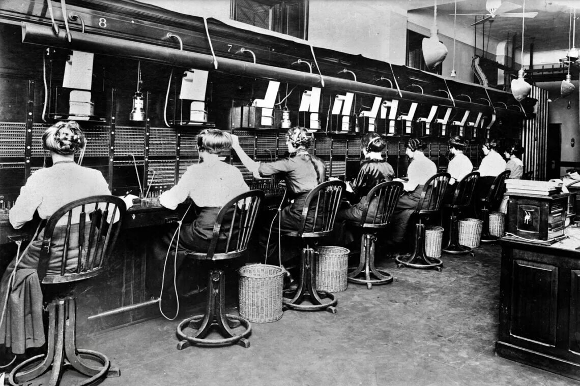 Телефонные линии нью йорка 1890г. Телефонная станция в нью-хейвен. Московский метрополитен индустриализация. Годов в первых линиях. Телеграфные линии 19 века.