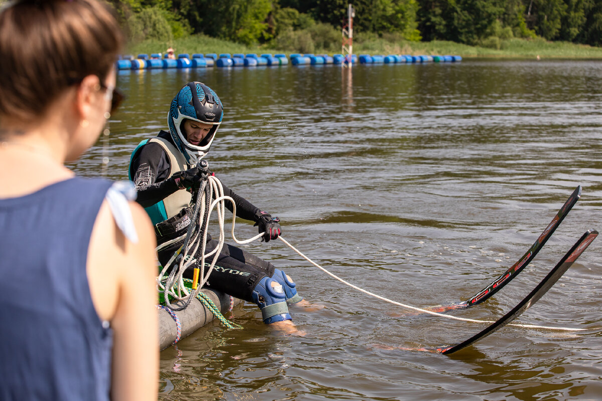 старт спортсмена со стартового плота