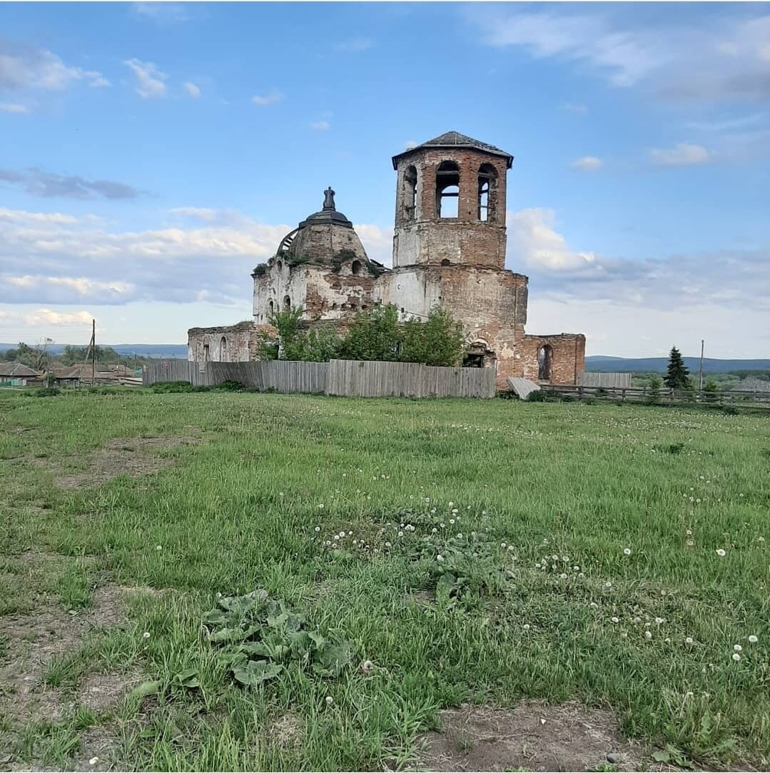 Расположена на пустыре небольшой возвышенности,так что видна издалека со всех сторон.