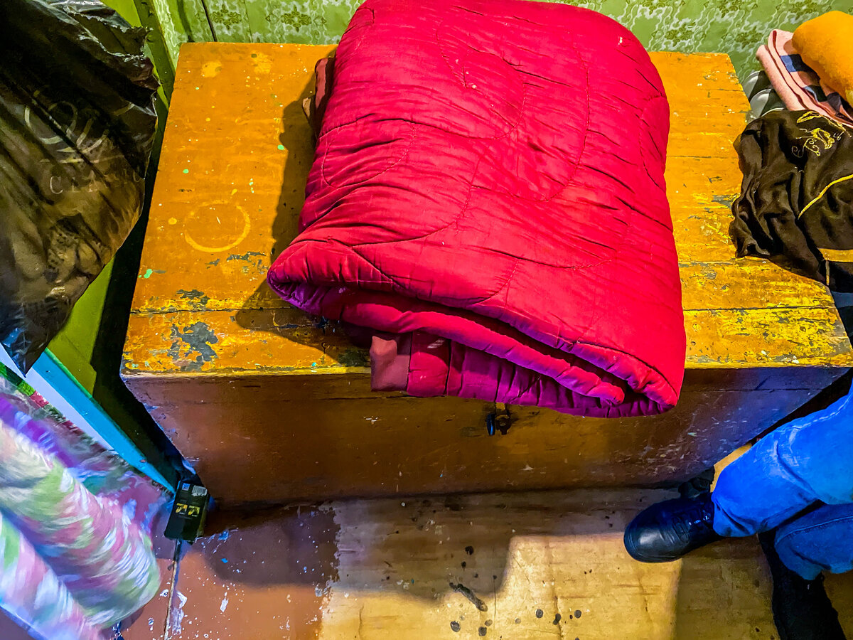 Путешествуя по Рязанской области, заехали мы в одну глухую деревеньку и там встретили местную жительницу - бабульку.-7