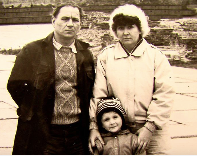 Славик и его родители. Фото www.batenka.ru