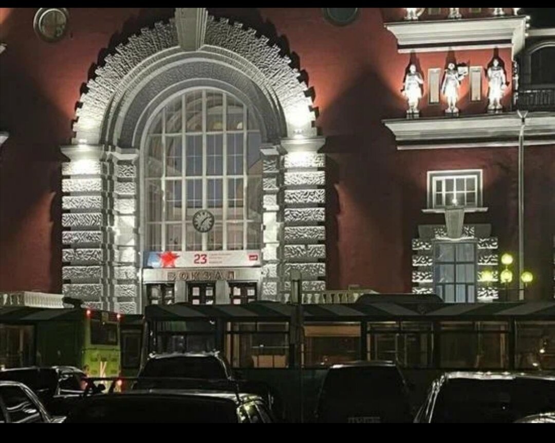 Автобусы ждут на вокзале беженцев, а горожане думаю, на чем доехать до дома. Источник chr.mk.ru