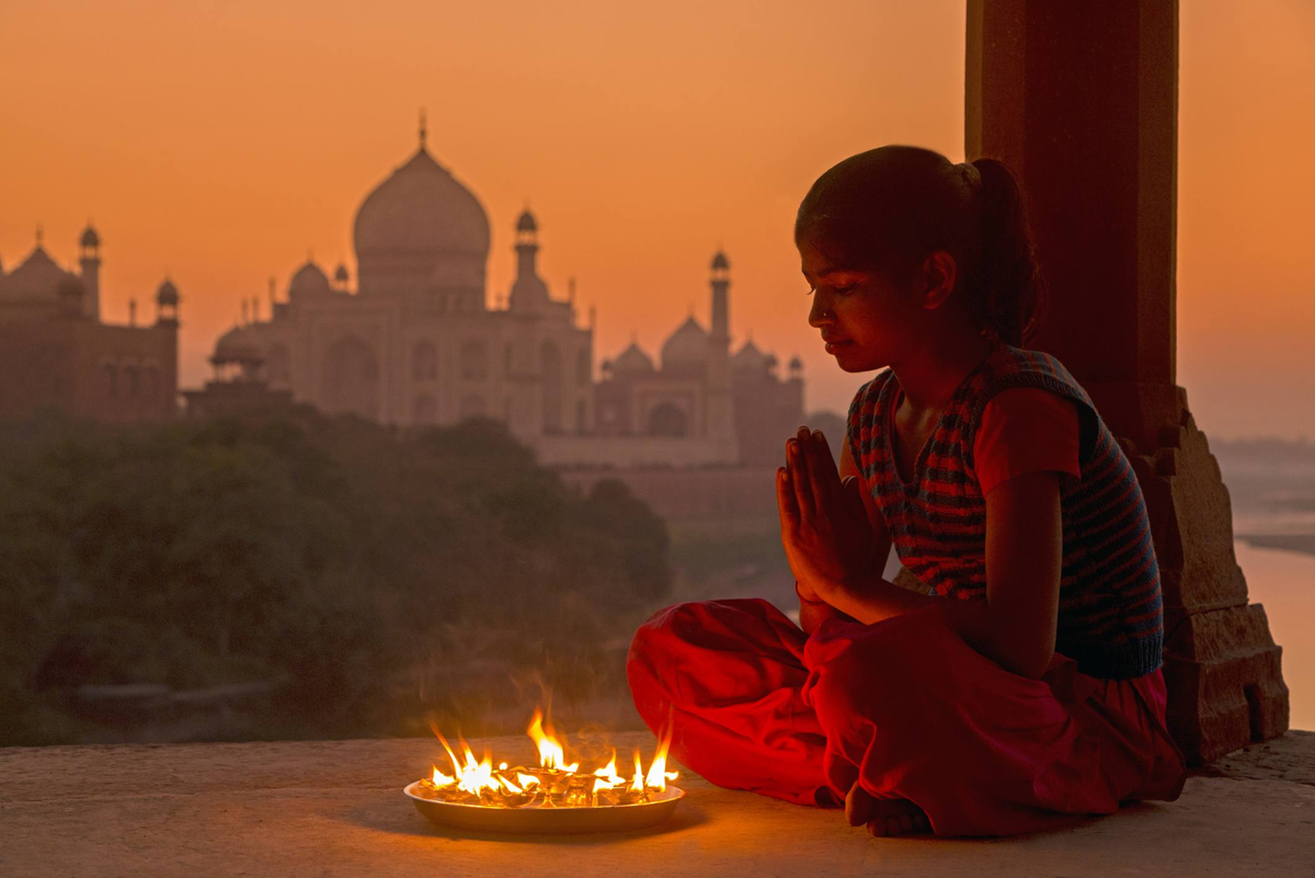 Намасте индия. Индийская девушка молится. Индия молитва. Индийская девушка в храме. Индусы молятся.