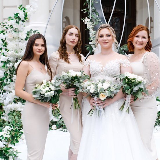 Подружки невесты с одинаковыми букетами, заказанными в нашей мастерской.