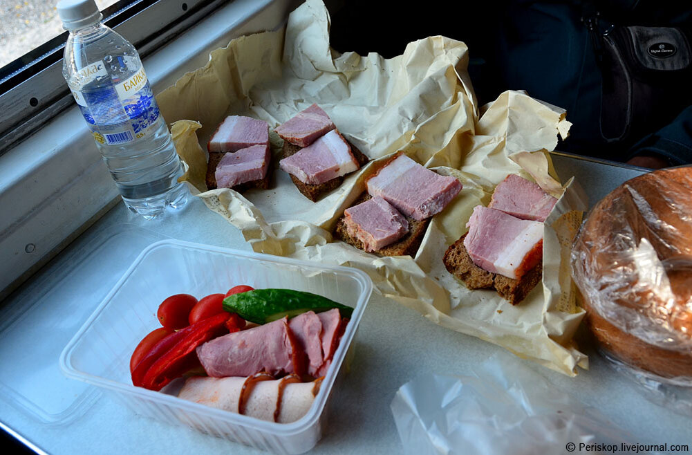 Поезд вагон еда. Еда в поезд. Бутерброды в поезд. Сэндвич в поезд. Набор еды в поезд.