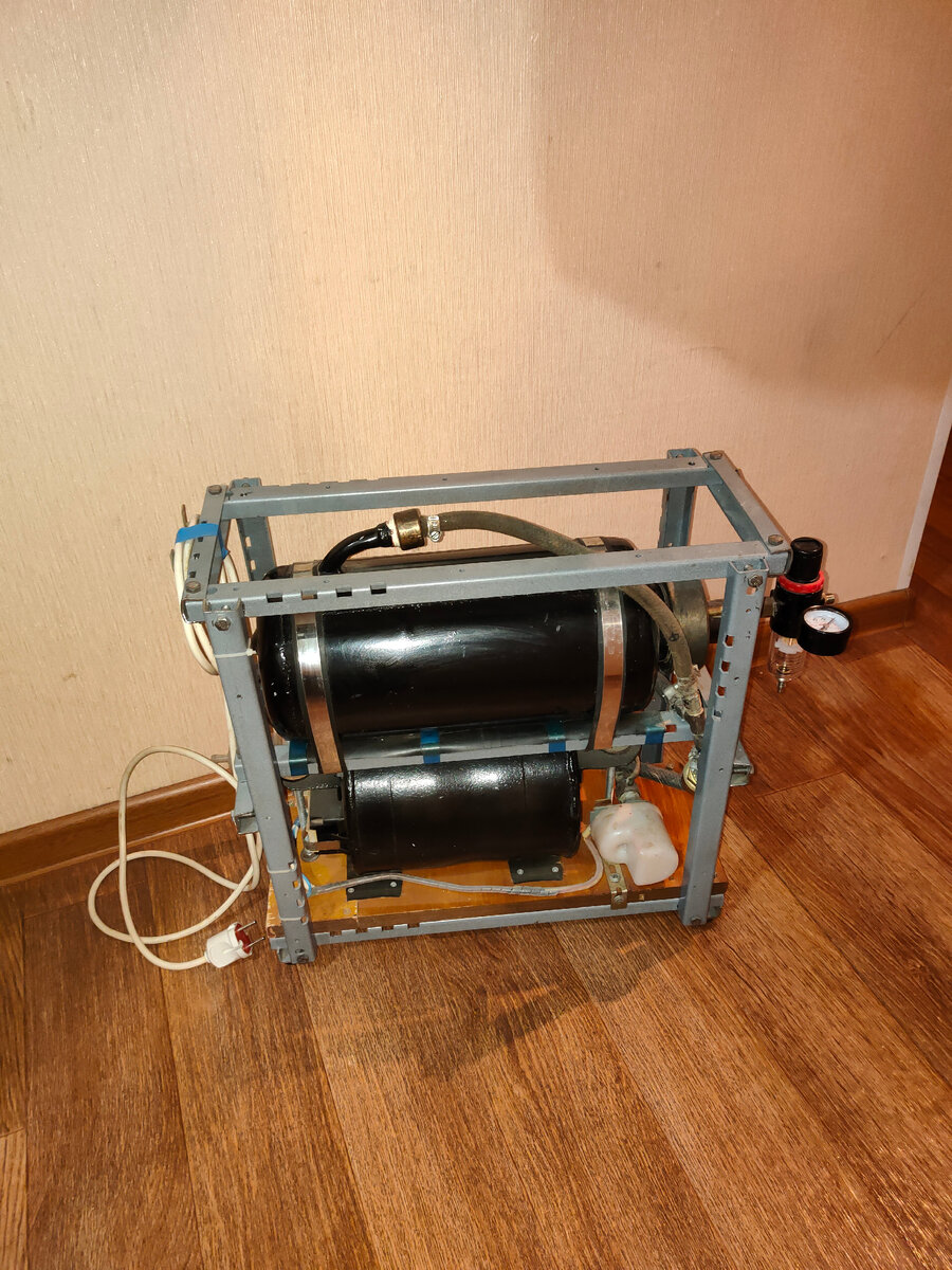 Уже мною в дальнейшем немного переделанный компрессор, так у меня и оставшийся.