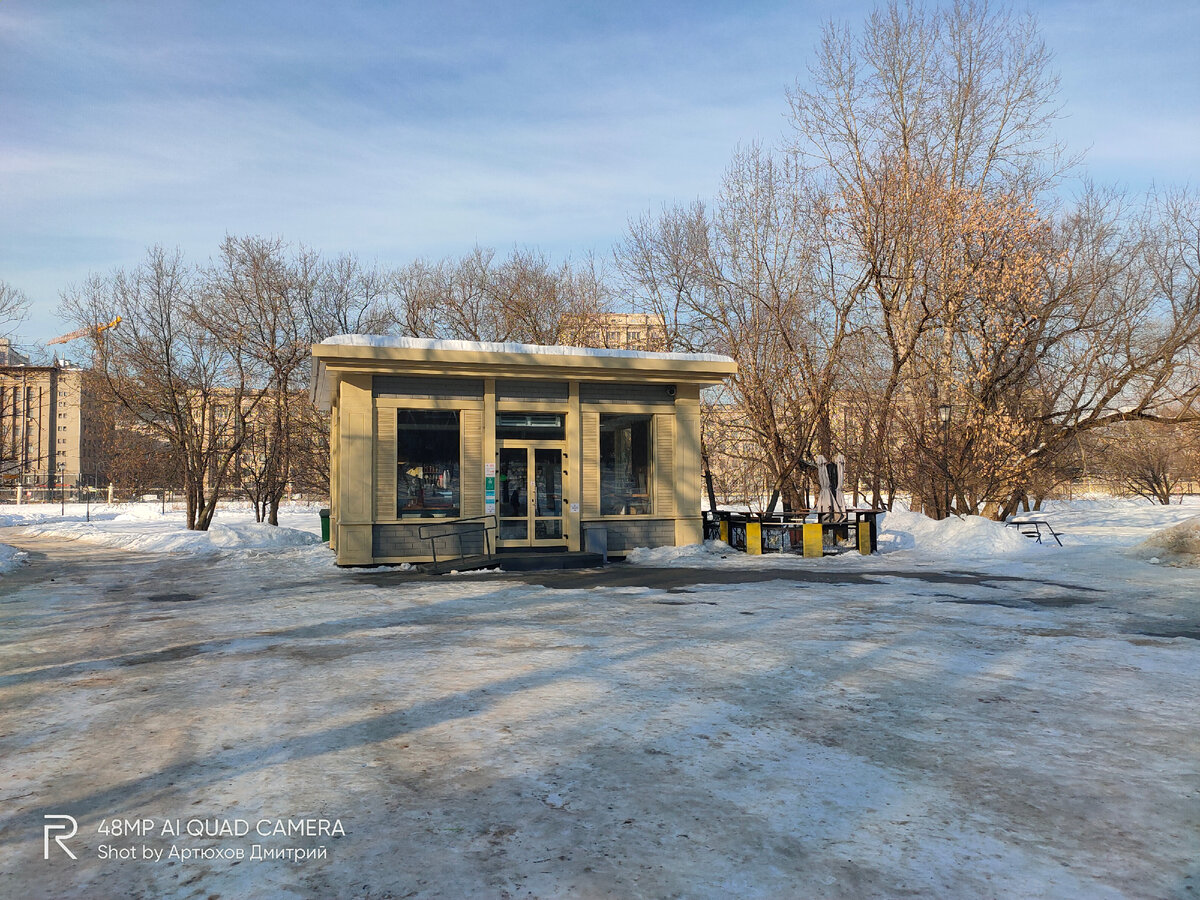 Кафе в Лефортовском парке в Москве. Фото автора