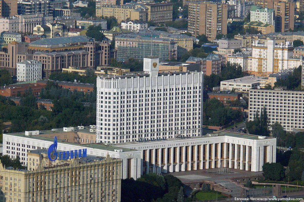 Лет правительству москвы. Дом правительства РФ сверху. Дом правительства РФ В Москве стиль. Дом правительства РФ вид сверху. Дом правительства РФ стиль архитектуры.