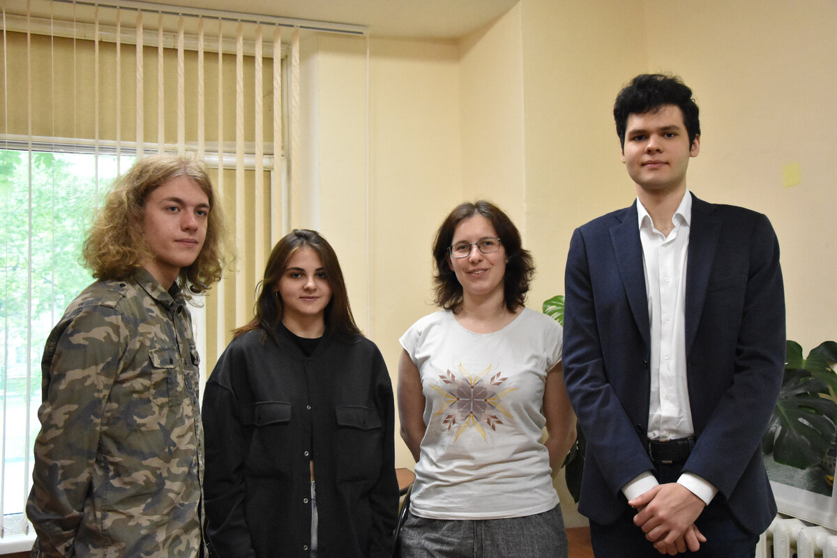 Ольга Владимировна и ее помощники-старшеклассники 