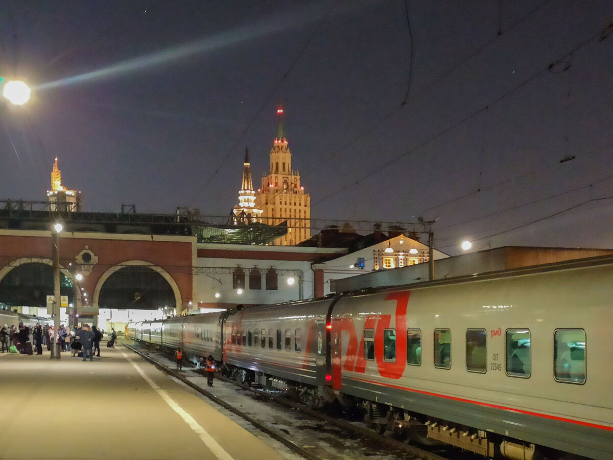 На перроне Казанского вокзала. Шикарный вид на гостиницу "Ленинградская". Листайте галерею>>