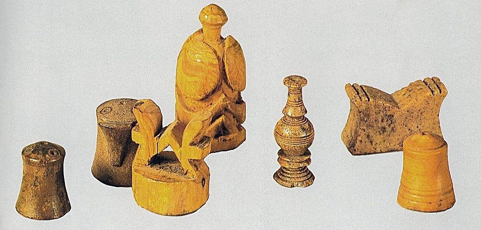 Шахматные фигуры. Новгород, XIII-XIV вв. Дерево, кость, камень.