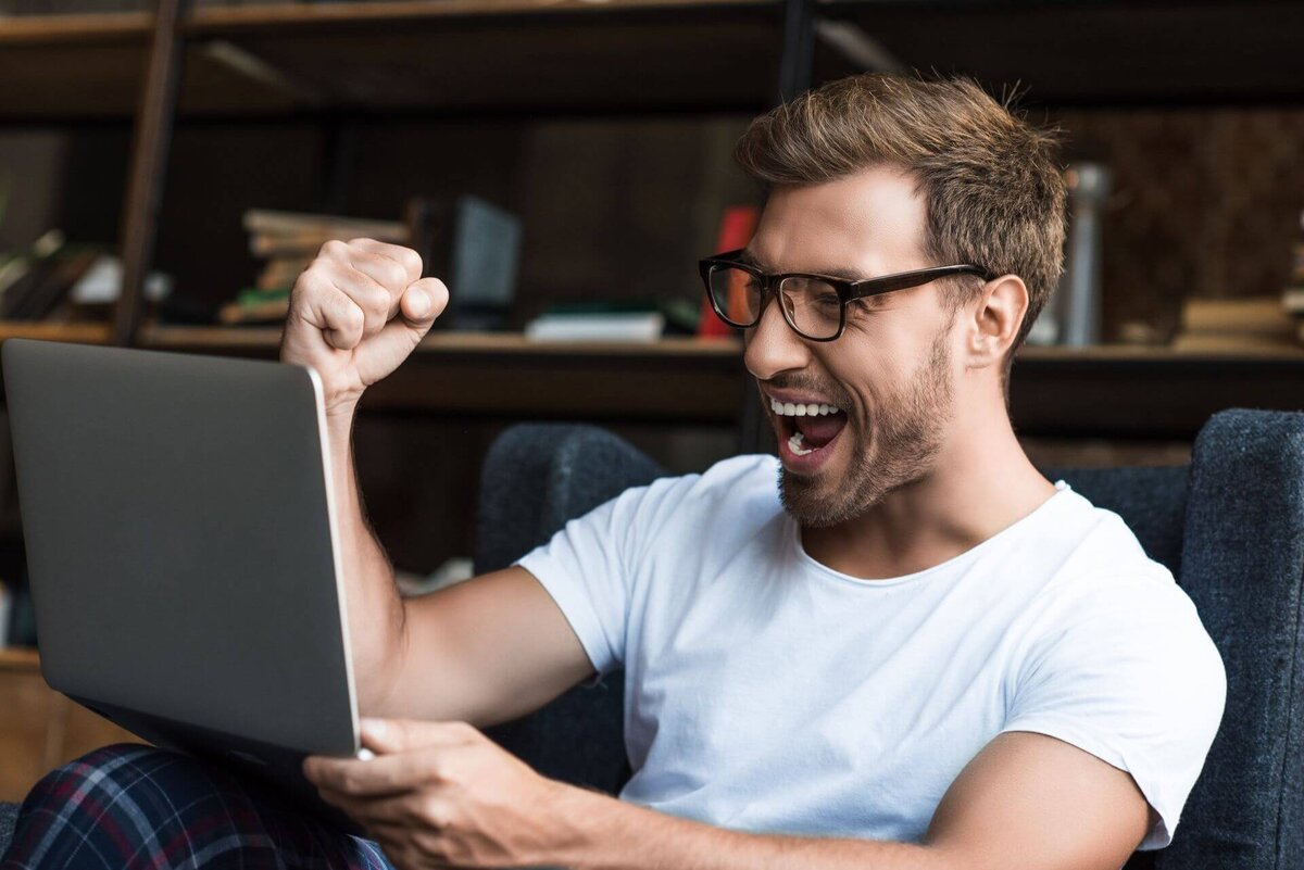 Изображение из интернета: программист успешно завершил проект:)