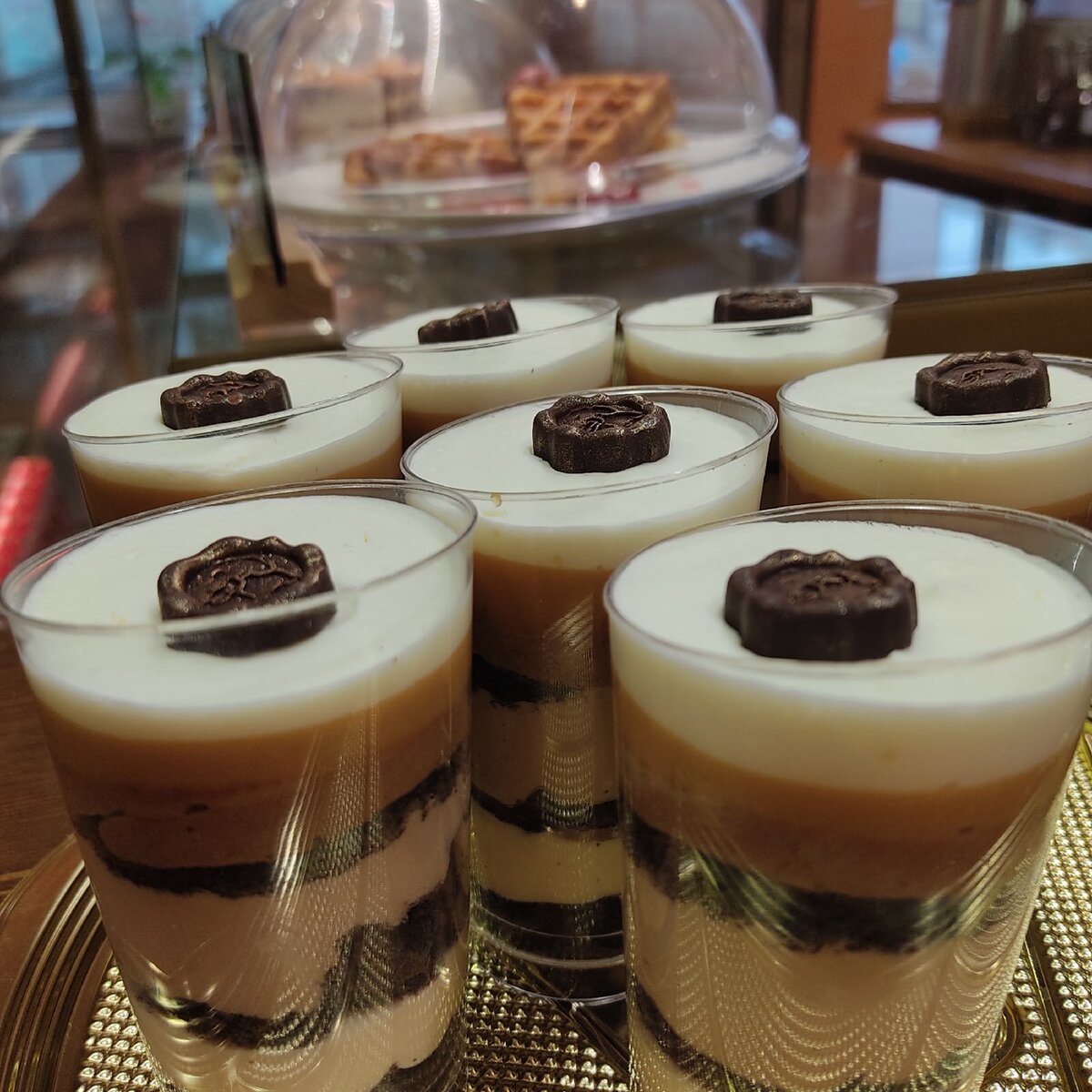 Вот такой десерт придумали кондитеры.  В нем тоже 8 слоев