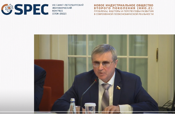 Скрин с цитируемого видео выступления