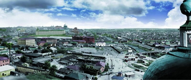 Вид с наблюдательной площадки колокольни Свято-Троицкого храма. Середина 50-х годов. Фотокомпозиция Виктора Крюкова