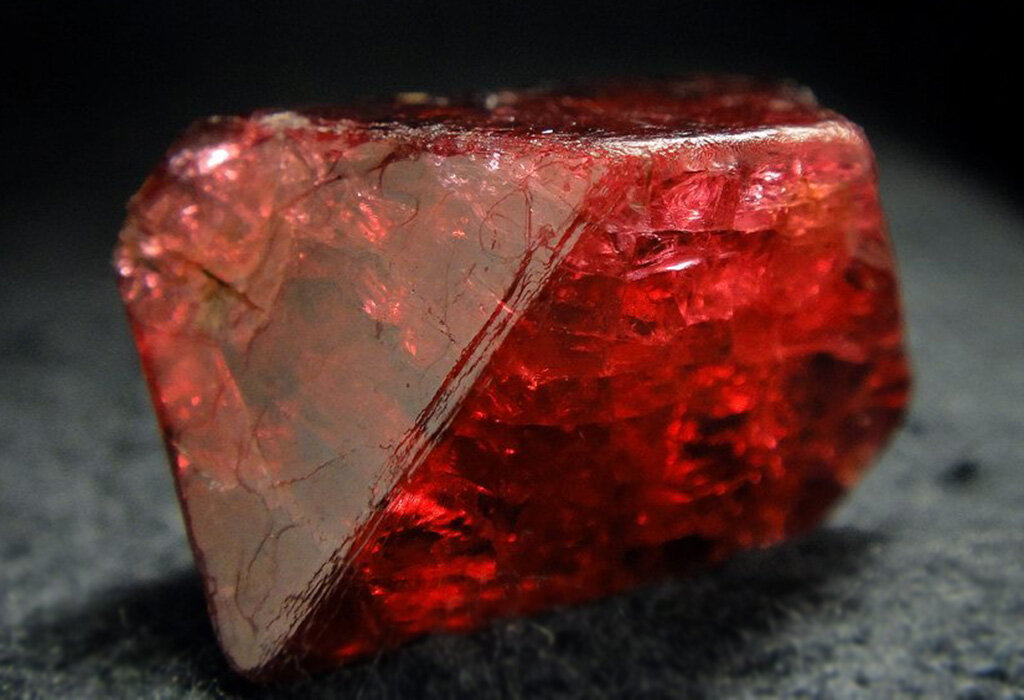 Камни руби. Рубин (минерал). Красный Рубин минерал. Шпинель рубицелл. Шпинель самородок.