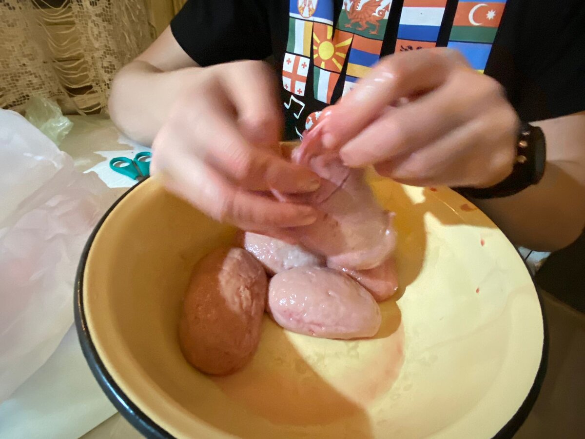 В процессе чистки яиц.