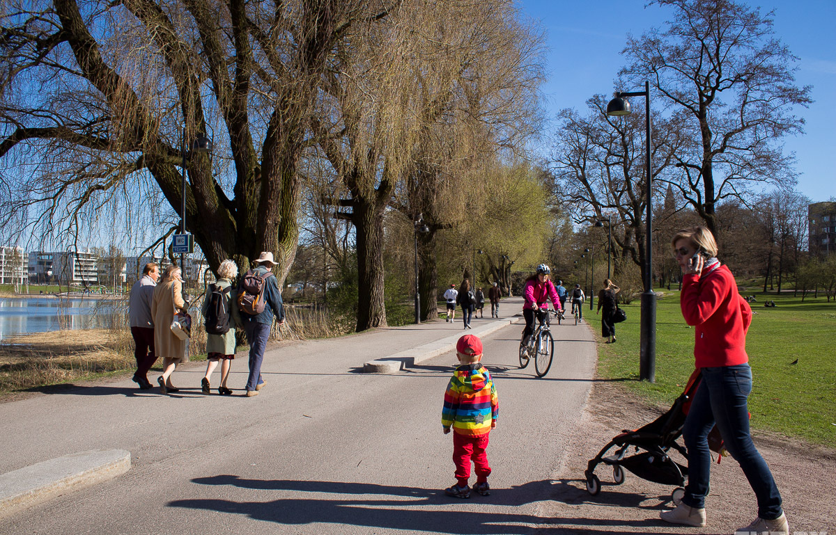 Парк погулять с детьми. Люди гуляют по парку. Прогулка в парке весной. Прогулки в сквере. Прогулка в весеннем парке.