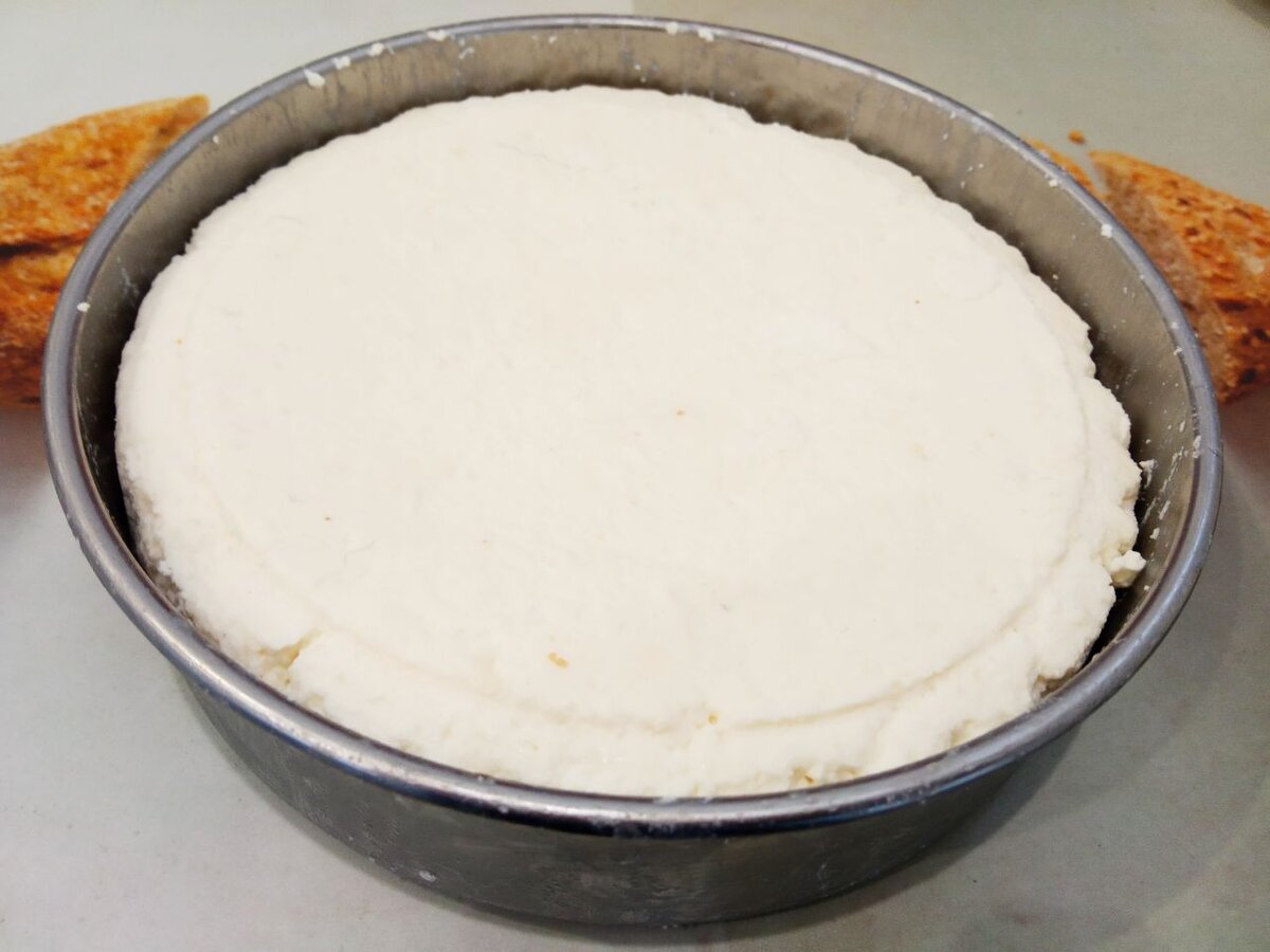 Сыворотка для сыра. Сывороточный сыр сывороточные сыры. Адыгейский сыр на веревке. Сыворотка молочная. Сыр моцарелла из 2 ингредиентов.