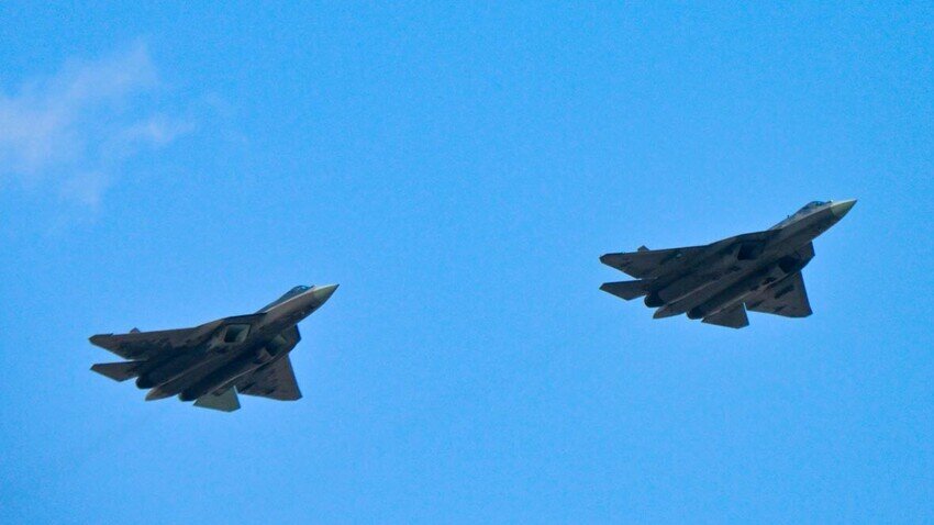 Многофункциональные истребители пятого поколения Су-57 на репетиции воздушной части парада в честь 77-й годовщины Победы в Великой Отечественной войне. Илья Питалев/Sputnik