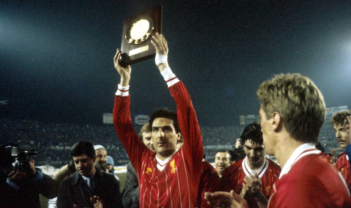 Капитан Юветуса - Гаэтано Ширеа с призом Суперкубка Уефа