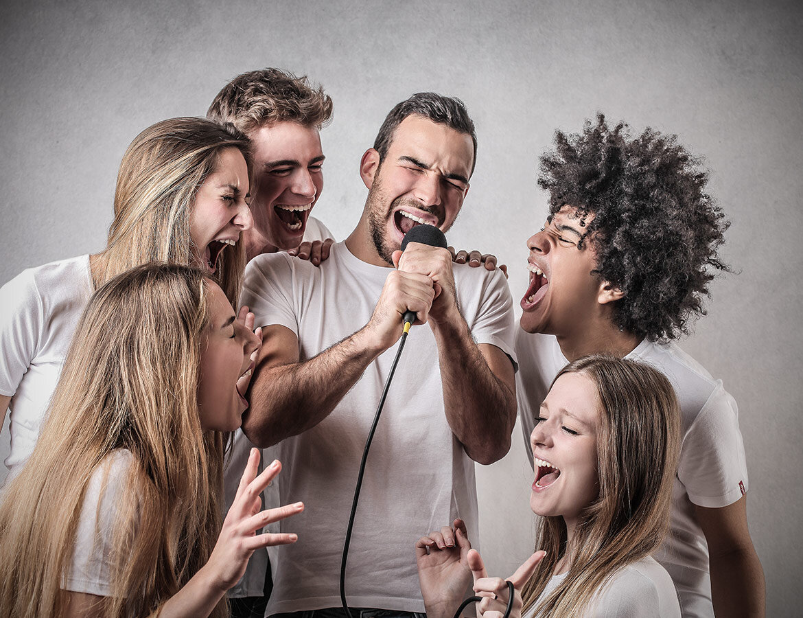 группа людей поет. Friends sing. человек поет с гитарой. вечеринка с друзьями. компания друзей с гитарой.