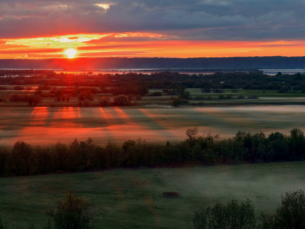 На дальнем плане р. Северная Двина