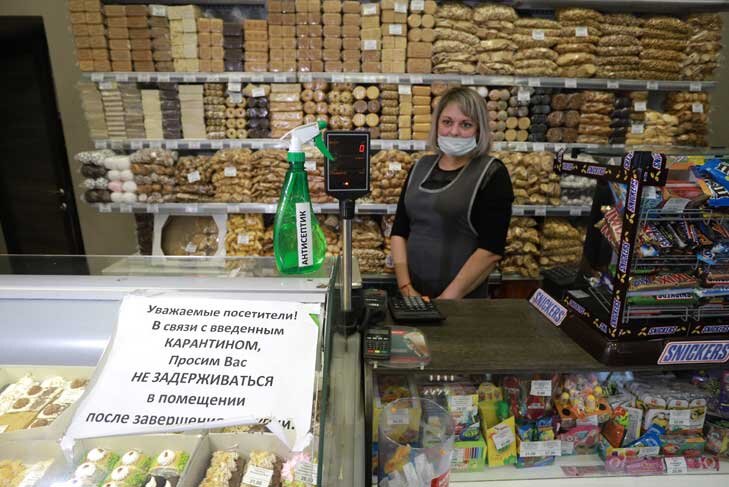    Маски по-прежнему должны носить работники сферы услуг в Новосибирской области. Фото Алексея Танюшина из архива VN.ru