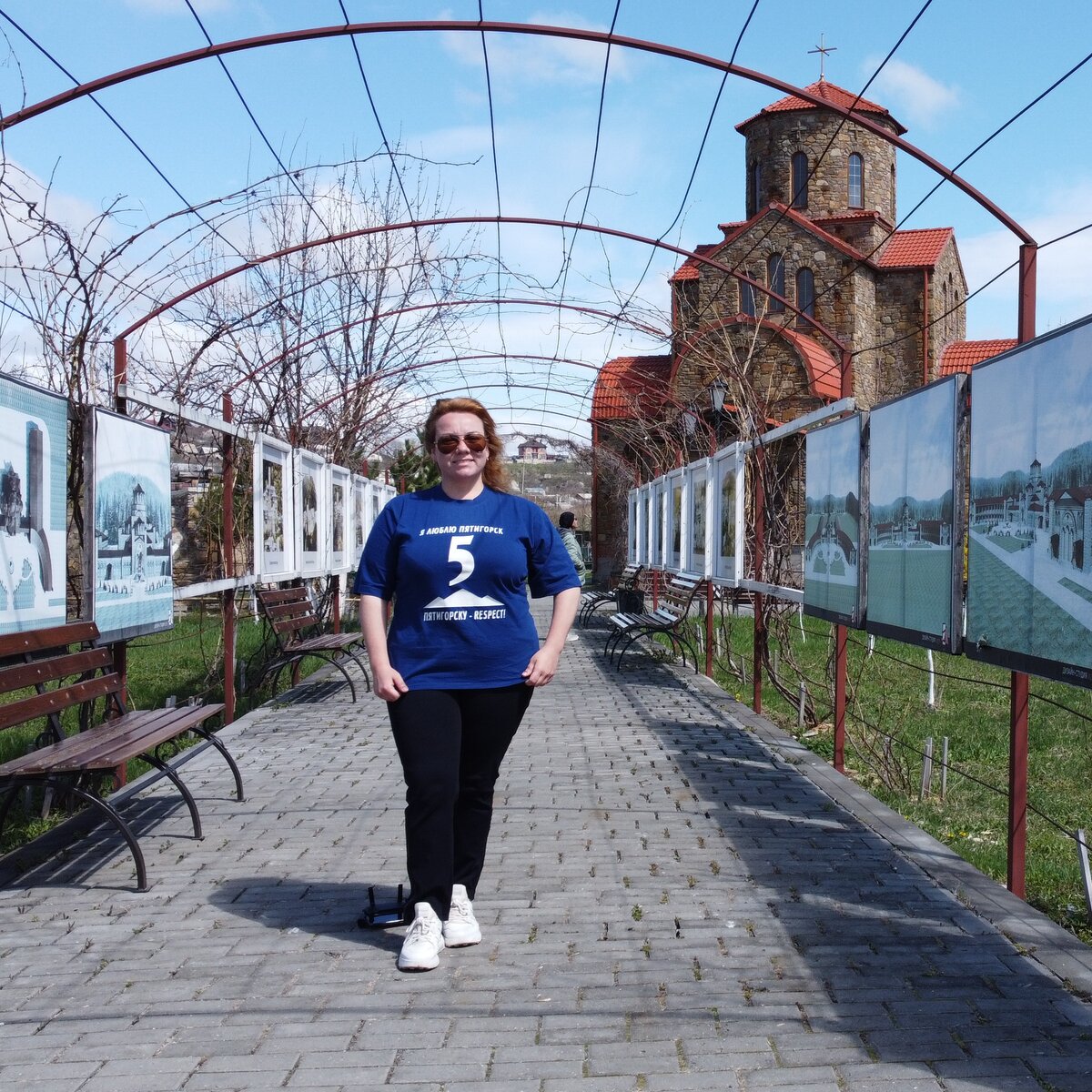 На территории Храмового комплекса (апрель 2022 года)