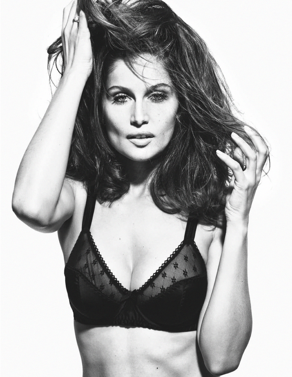 Детство
Будущая звезда и любимица всех фотографов родилась 11 мая 1978 года в Понт-Одеме, Франция. С самого детства Летиция Каста росла счастливой и дружелюбной девочкой, всегда находила общий язык со сверстниками и никогда не ссорилась со своими родными, в частности со старшим братом и младшей сестрой. После 10-ти лет она очень быстро начала взрослеть, у нее первой в классе начала преображаться фигура, становясь более женственной и привлекательной.