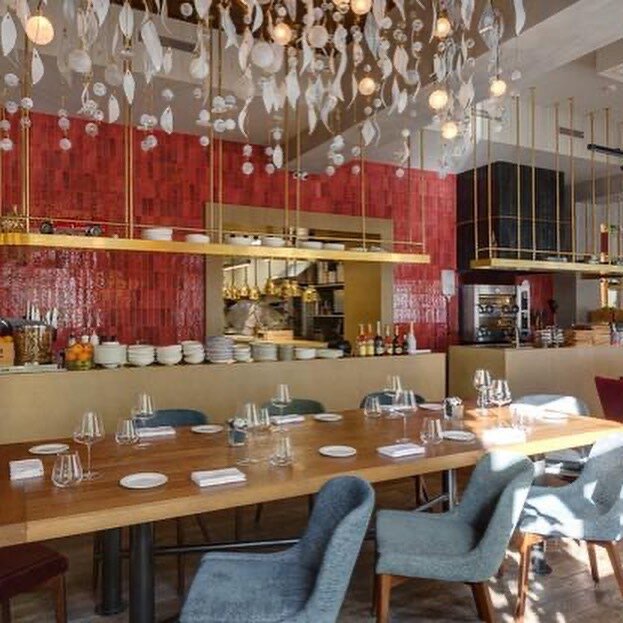 В меню — традиционные блюда Италии с авторскими находками. Здесь пекут пинцу из трех видов муки с низким содержанием глютена. 