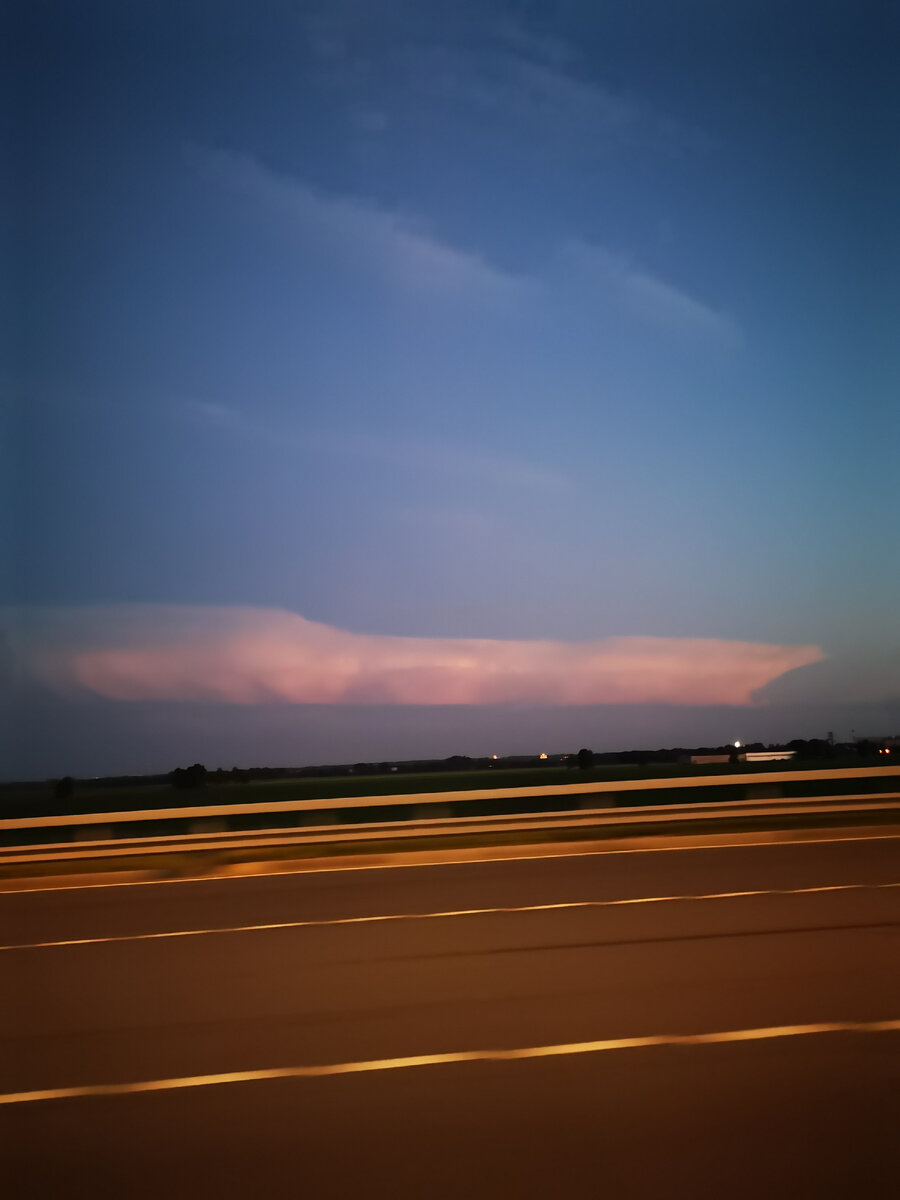 Только вперед, как бы говорит нам предрассветное розовое облако. 