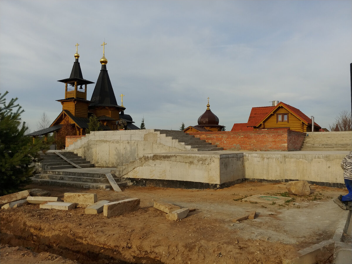 Спальня-гостиная с тремя окнами и белым туканом