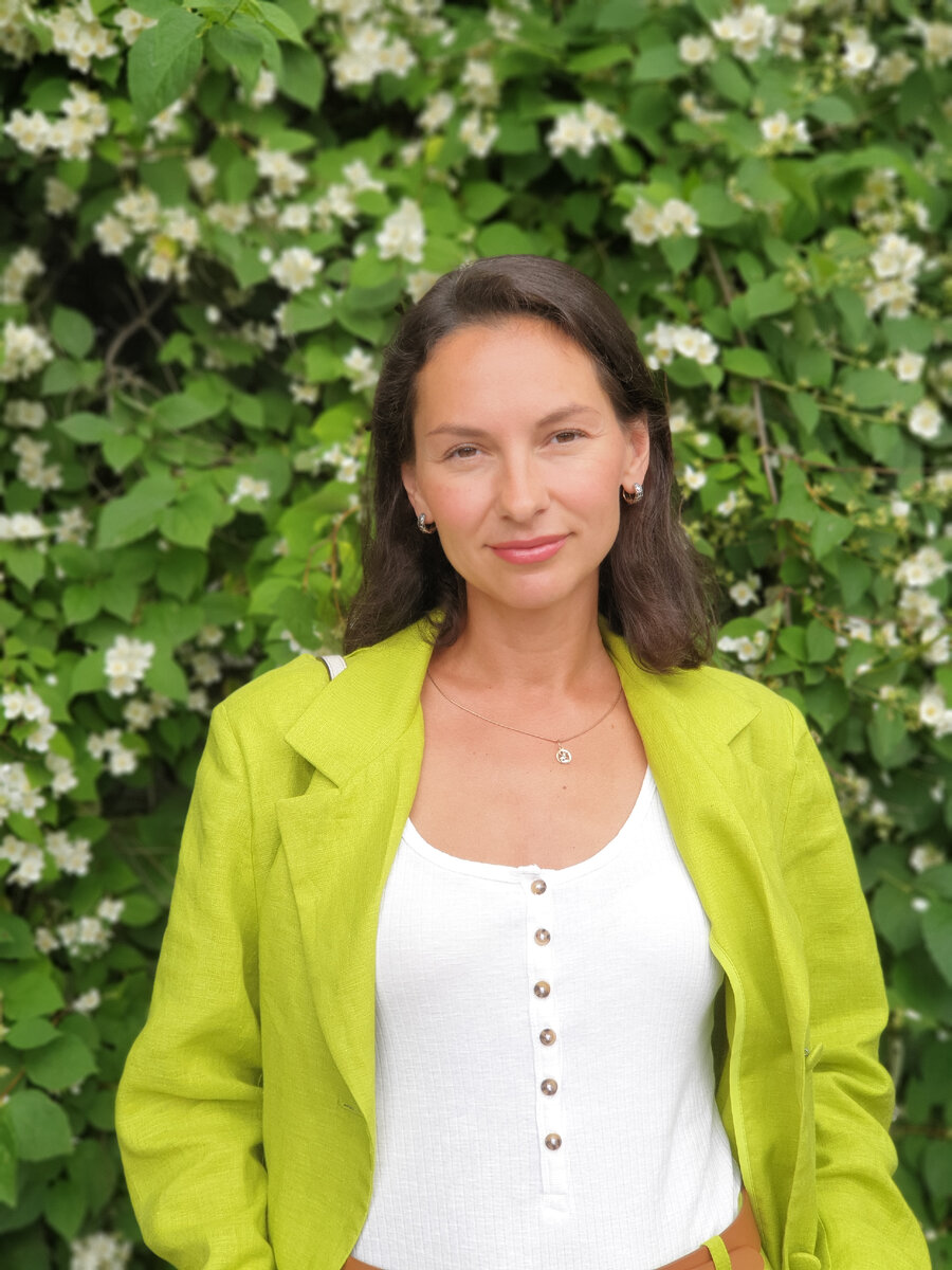 Привет! Меня зовут Екатерина, добро пожаловать на мой канал. Мне 37 лет, родившая двойню 8 лет назад (как летит время). Ни разу в жизни не колола ботекс, филлеры и не делала прочие манипуляции с лицом. Вообще к косметологам отношусь очень настороженно, предпочитая самостоятельно ухаживать за своей кожей. В моем наборе нет дорогих уходовых средств, т.к. не понимаю их необходимость. Твердо убеджена, что наша кожа и фигура - результат работы организма. Поэтому в первую очередь уделяю внимание внутренним проблемам, ищу причину, а не "замазываю" прыщи и покраснения. Мой канал не только о каждодневной бьюти-рутине, но о моде, трендах, которые можно смело носить в повседневной жизни. Обязательно подписывайтесь! Вам понравится:).