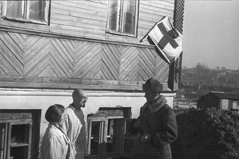 Военный и два медработника. Автор фотографии Георгий Петрусов. Фотография с сайта https://russiainphoto.ru/