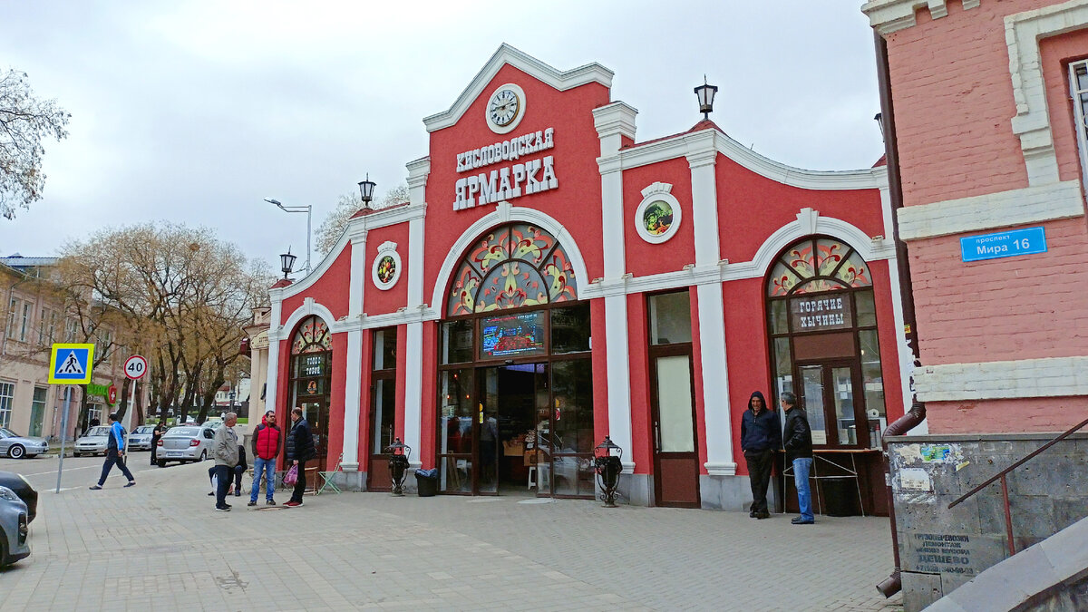 Находится на улице Мира, дом 16