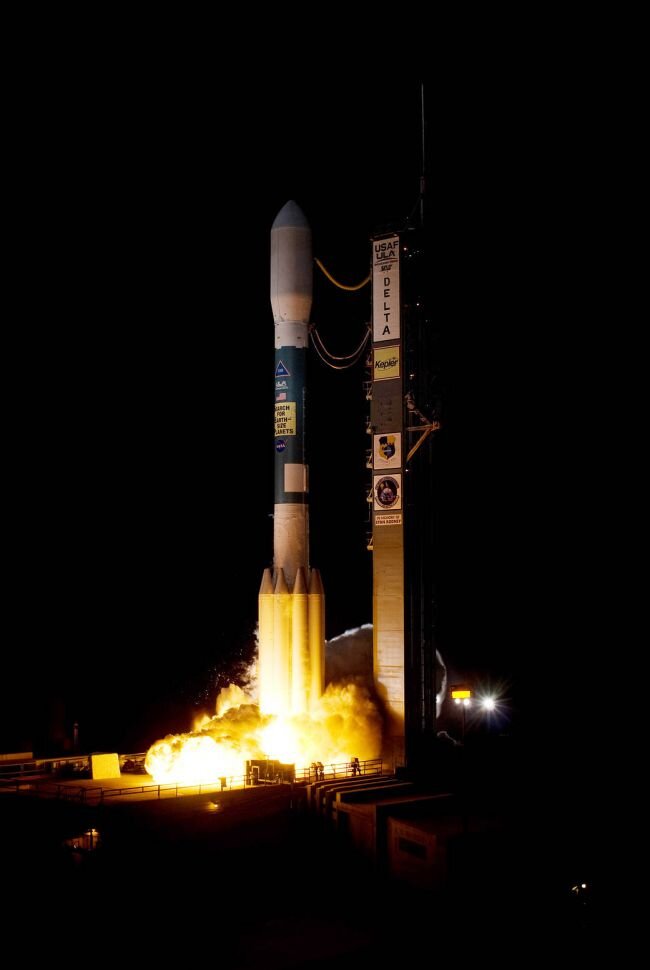 Космический телескоп НАСА Kepler, охотящийся за планетами, запускает ракету Delta II со станции военно-воздушных сил Кейп-Канаверал во Флориде 6 марта 2009 года.(Изображение: © НАСА / Ким Шифлетт)