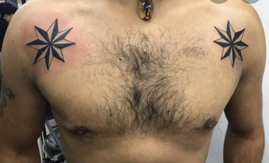 Что означает колени на плечах. Тату на колено мужские. Растяжка плеч. Растяжка трицепса. Татухи на коленях мужские.