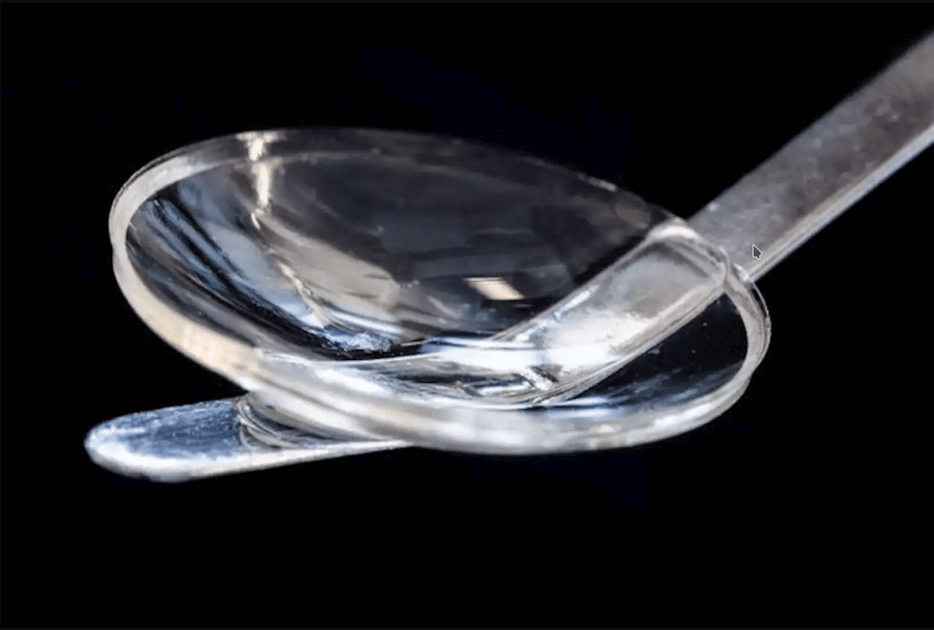    Искусственная роговица из кожи свиньи / © Thor Balkhed, Linköping University