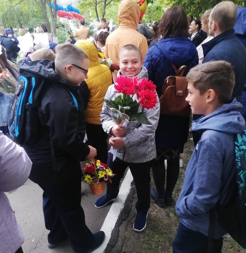 1 сентября 2022 года. Мой сынок Гриша в центре.