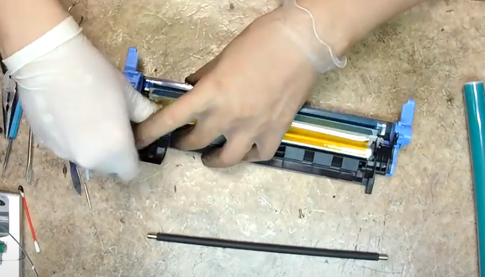 Фото 27. Очищаем бункер от остатков отработки при помощи сервисного пылесоса