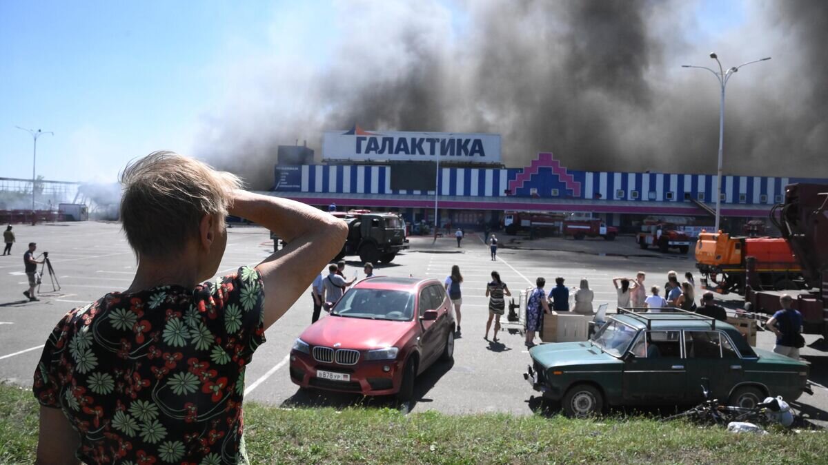 Сколько погибло в тц галактика донецк. Торговый центр Галактика Донецк. Пожар Галактика Донецк. Обстрел Галактики в Донецке. Галактика после пожара Донецк.