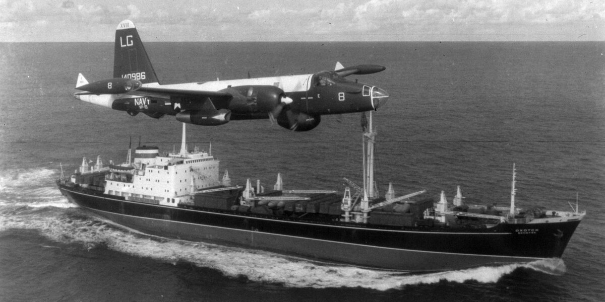    Патрульный самолет США "Локхид P-2" "Нептун" над советским грузовым судном, 1962 год  Getty Images