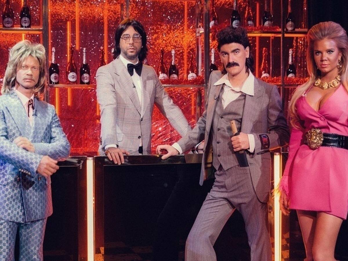    Дмитрий Хрусталев, Иван Ургант, Александр Гудков и Алла Михеева в новогоднем шоуКадр из видео