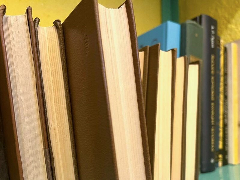    Заведующая библиотеки одной из московских школ безуспешно пытается доказать наличие профзаболевания