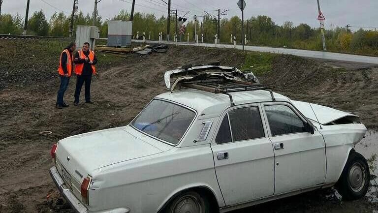     В Советском районе Казани водитель за рулем «Волги» пытался успеть проехать перед локомотивом на железнодорожных путях. О произошедшем рассказали пользователи в социальных сетях.