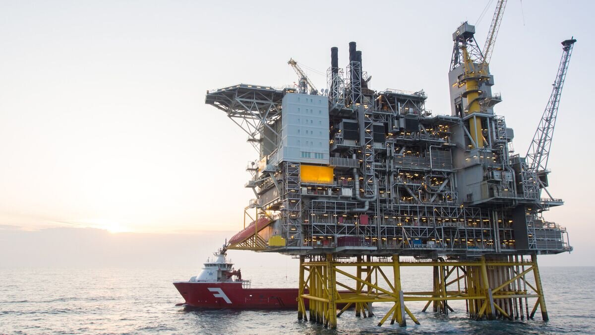    Нефтяная платформа и танкер в Северном море© Fotolia / DJ