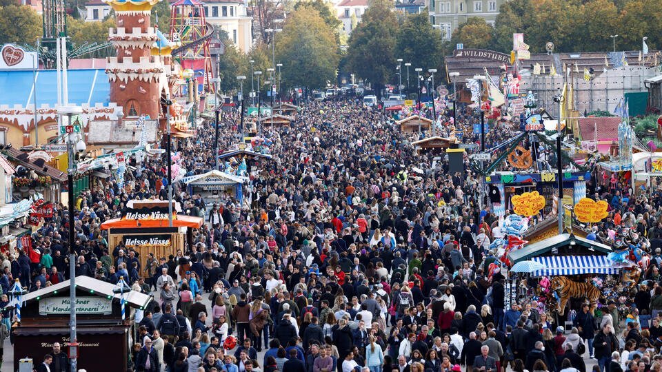     Исполнение "Калинки" на Октоберфесте удивило людей: "Происки Кремля" REUTERS/Michaela Rehle