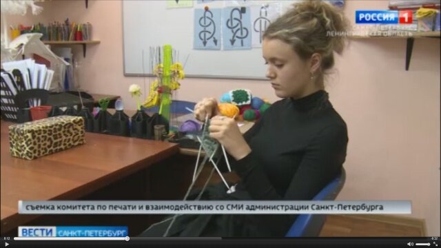    Фото: кадр из сюжета программы "Вести - Санкт-Петербург" Школьница Калининского района вяжет для мобилизованных.